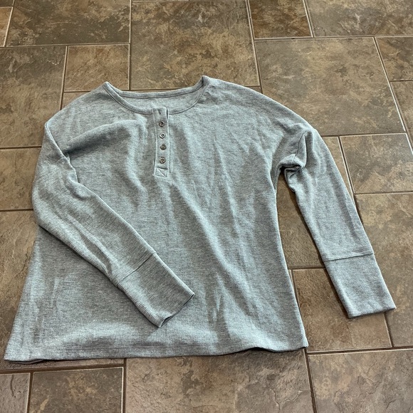 💥3/$30💥 Gray Long Sleeve Henley Shirt - Picture 1 of 3